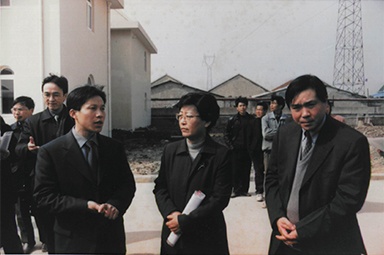 2001年2月20日，時(shí)任國家環(huán)保局副局長汪紀(jì)戎一行視察公司