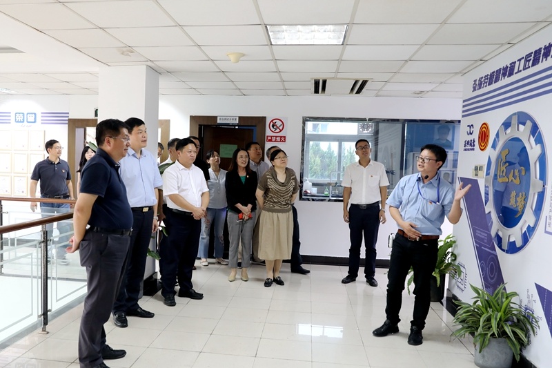 2020年7月29日，時(shí)任浙江省政協(xié)常委、社法委副主任、省總工會(huì)副主席、一級(jí)巡視員董建偉蒞臨景興紙業(yè)調(diào)研新時(shí)代工匠培育工作